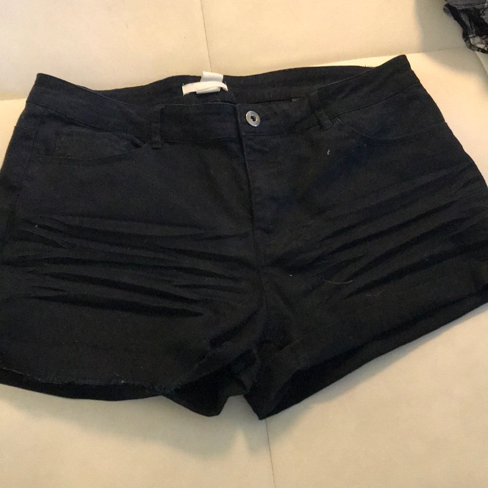 3 for 10 🌱 Black h&m shorts